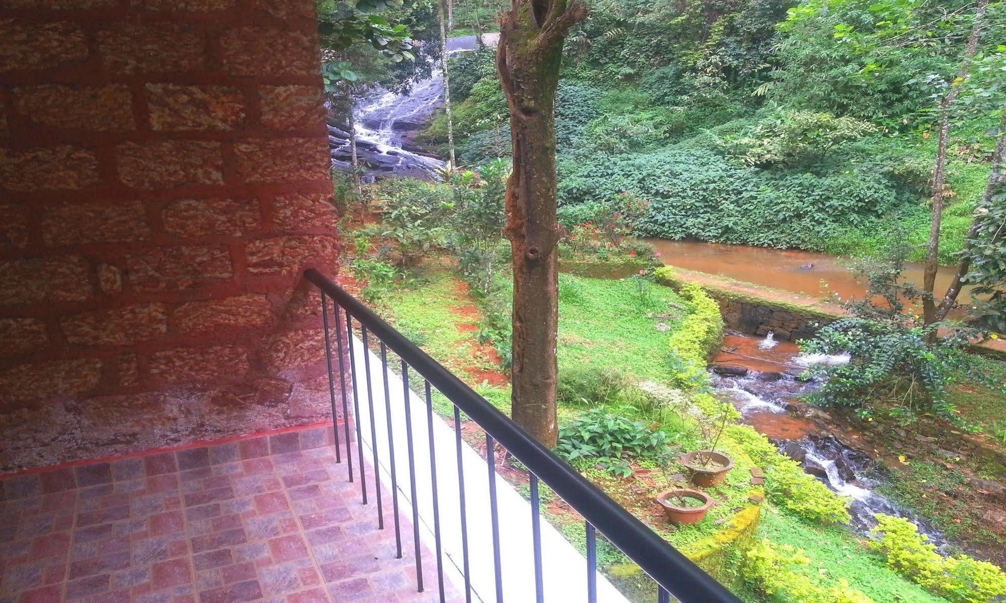 מונאר Falling Waters מראה חיצוני תמונה